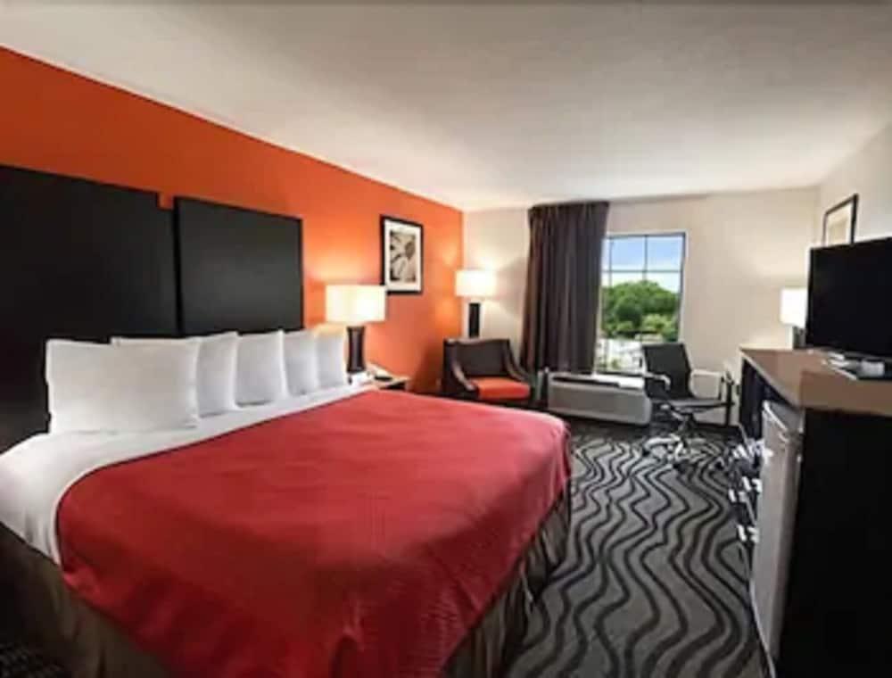 Days Inn By Wyndham Rome Downtown Екстер'єр фото