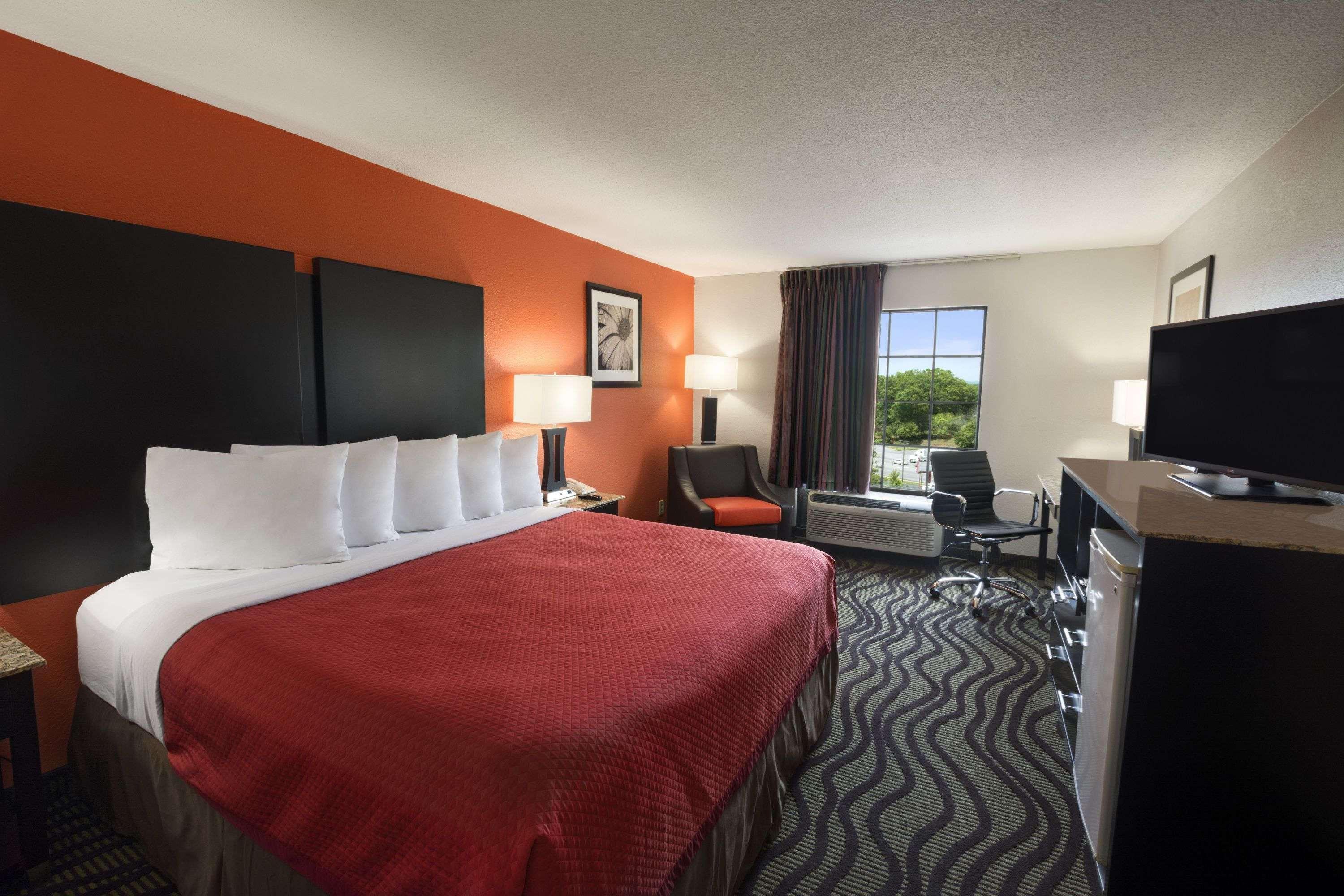 Days Inn By Wyndham Rome Downtown Екстер'єр фото
