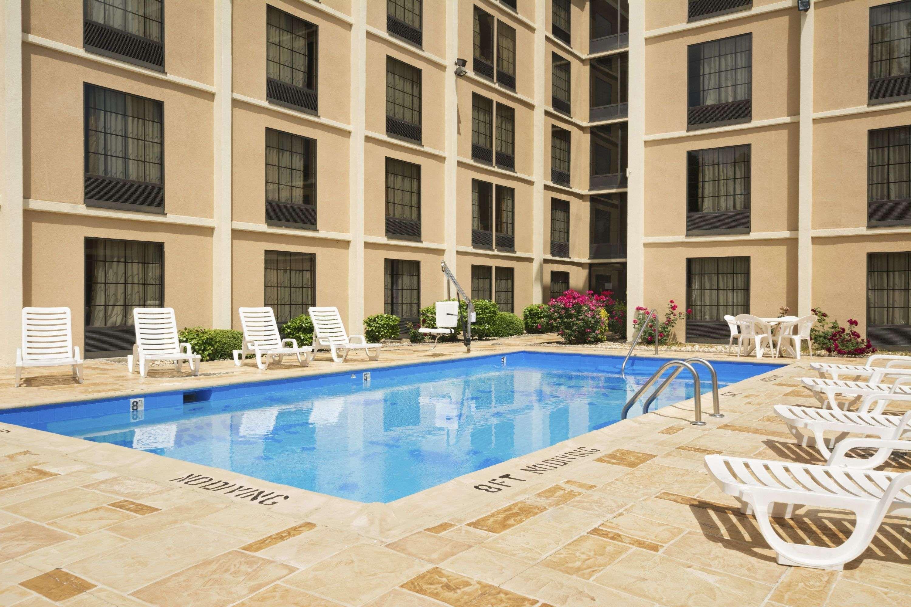 Days Inn By Wyndham Rome Downtown Екстер'єр фото