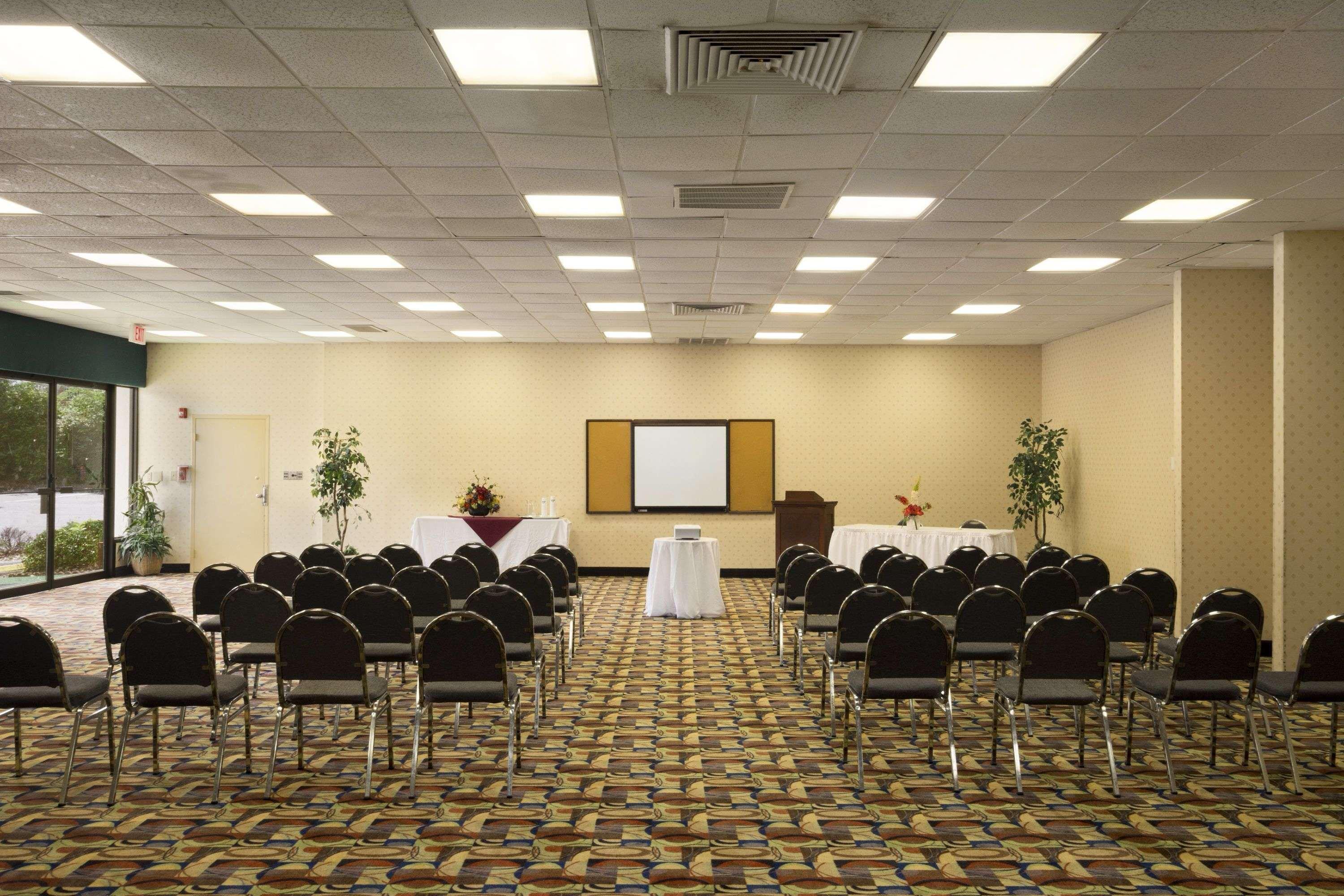 Days Inn By Wyndham Rome Downtown Екстер'єр фото
