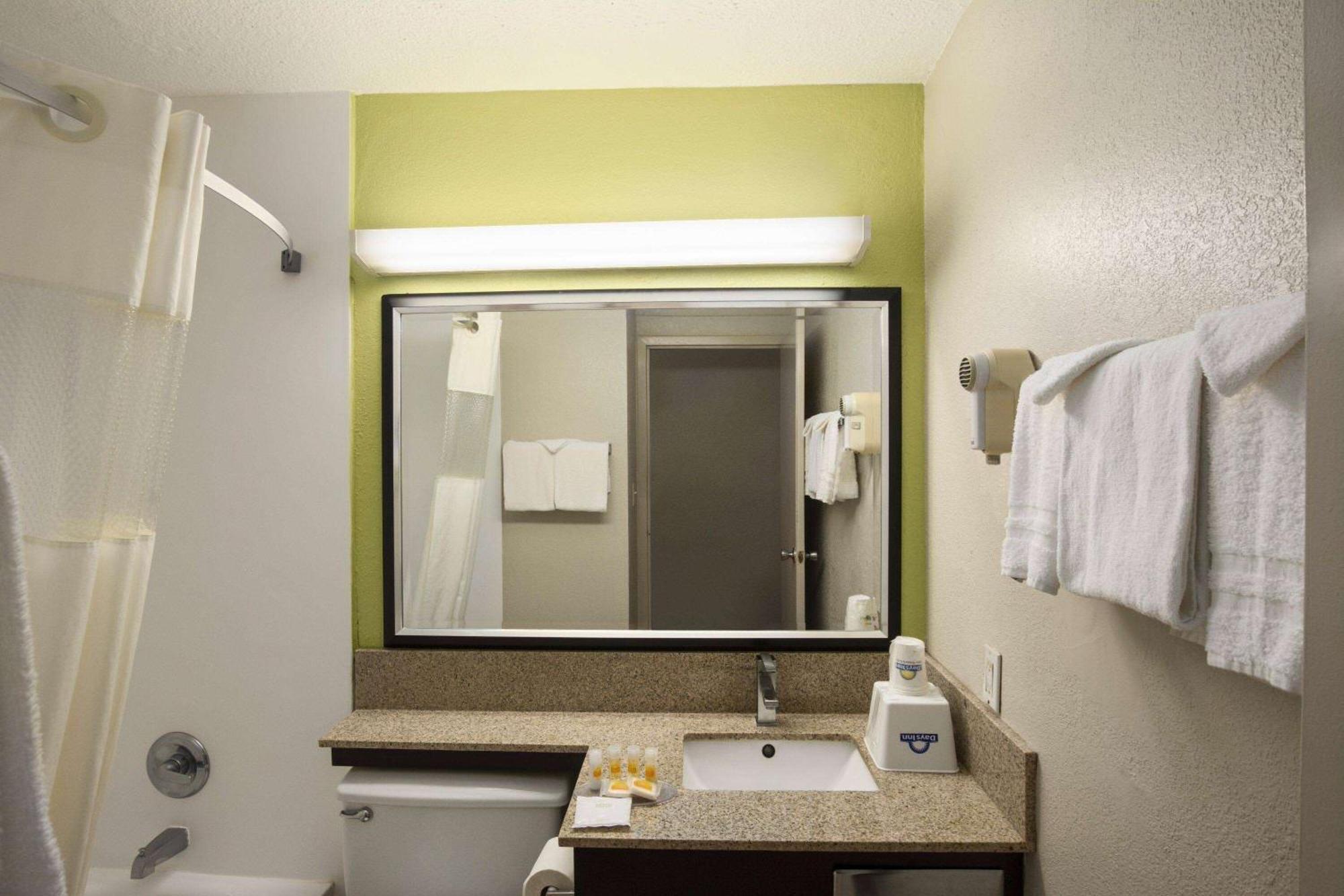 Days Inn By Wyndham Rome Downtown Екстер'єр фото
