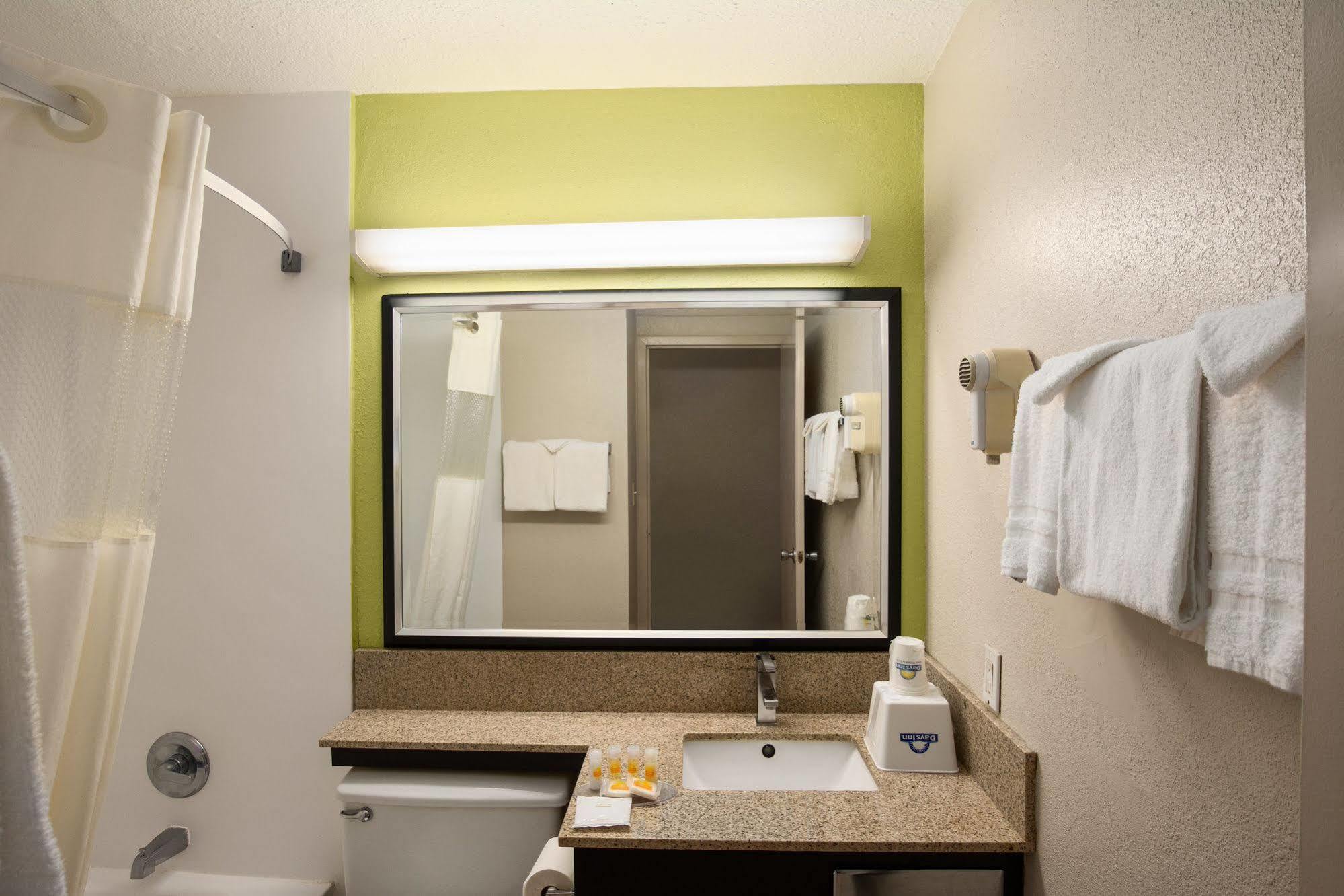 Days Inn By Wyndham Rome Downtown Екстер'єр фото